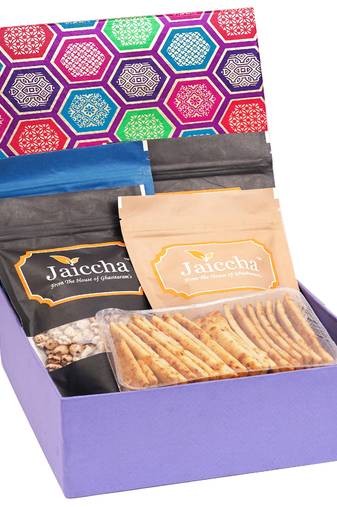 Gourmet hamper box of roasted namkeens