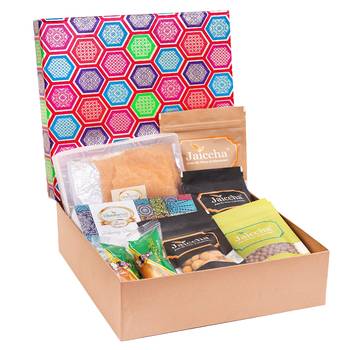 Gourmet medium hamper box of 7 assortments 1