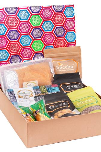 Gourmet medium hamper box of 7 assortments