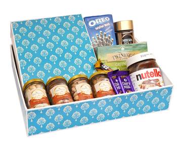 Blue hamper tray of 13 goodies with dryfruits 1
