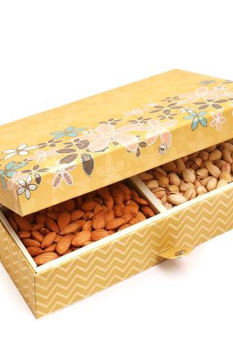 Gold 4 print hamper box with almonds, pistachios, namkeen and english brittles chocolates 600 gms