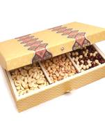 Gold 6 print hamper box with dryfruits, nutties and english brittles chocolates 900 gms