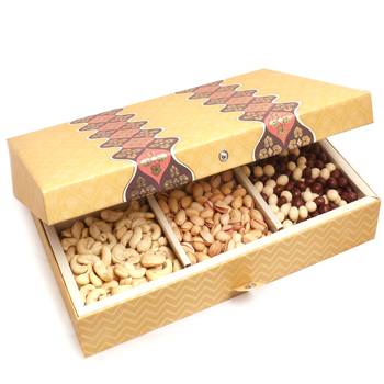 Gold 6 print hamper box with dryfruits, nutties and english brittles chocolates 1500 gms 1