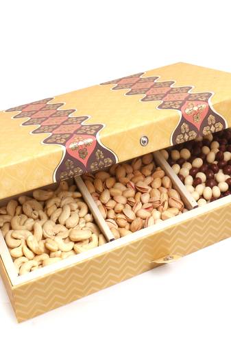 Gold 6 print hamper box with dryfruits, nutties and english brittles chocolates 1500 gms