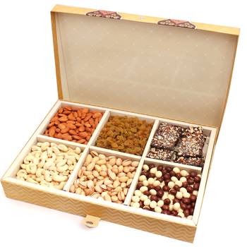 Gold 6 print hamper box with dryfruits, nutties and english brittles chocolates 1500 gms 2