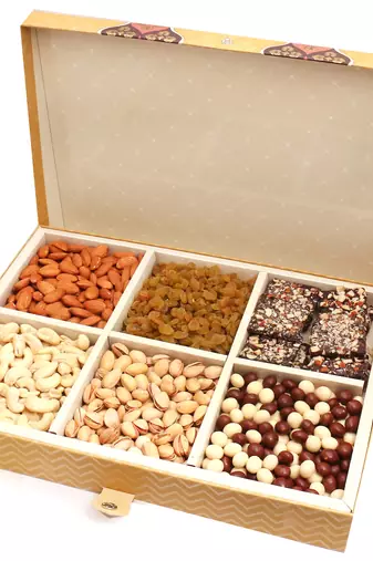 Gold 6 print hamper box with dryfruits, nutties and english brittles chocolates 1500 gms