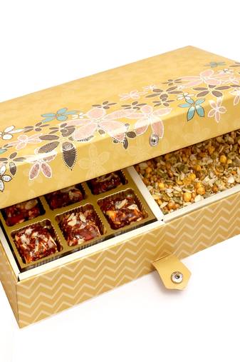 Healthy hampers - gold 4 print 12 pcs sugarfree dates and figs bites ,almonds and roasted namkeen hamper box