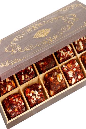 Healthy hampers- wooden 15 pcs sugarfree dates and figs bites  box