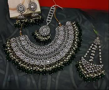 Indian gold plated kundan pearl choker bridal necklace jewellery set with earrings and mangtika. 1