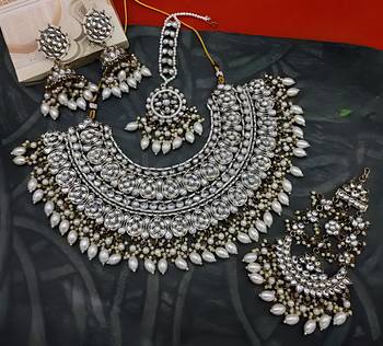 Indian gold plated kundan pearl choker bridal necklace jewellery set with earrings and mangtika. 1