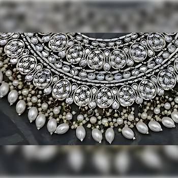 Indian gold plated kundan pearl choker bridal necklace jewellery set with earrings and mangtika. 2