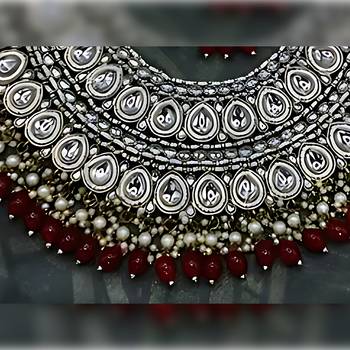 Indian gold plated kundan pearl choker bridal necklace jewellery set with earrings and mangtika. 2