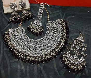 Indian gold plated kundan pearl choker bridal necklace jewellery set with earrings and mangtika. 1