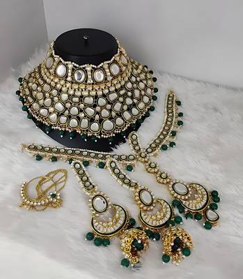 Indian gold plated kundan pearl choker bridal necklace jewellery set with earrings and mangtika. 1