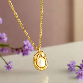 Gold toned anti-tarnish daily useable western look chain with pearl nest small pendant 1