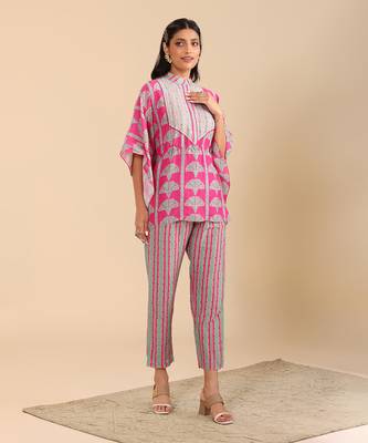 Pink   cotton linen  naqsh embellished short kaftan set 2