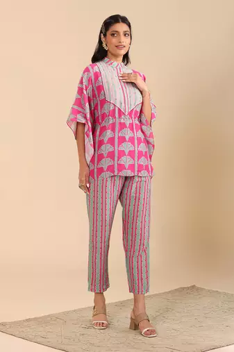Pink   cotton linen  naqsh embellished short kaftan set