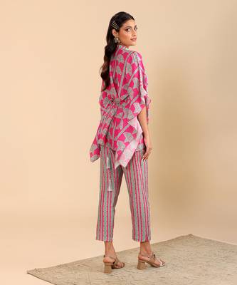 Pink   cotton linen  naqsh embellished short kaftan set 3