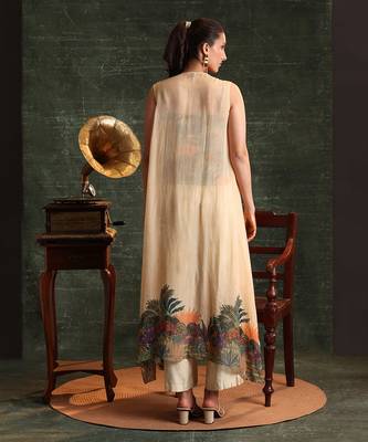 Beige  chanderi  kaira embellished co-ord set with a cape 3