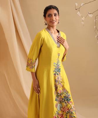 Yellow  chanderi aarani embellished dhoti set 5