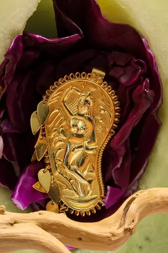 Gold kaveri earrings