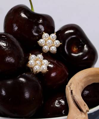 White rosa pearl studs 1