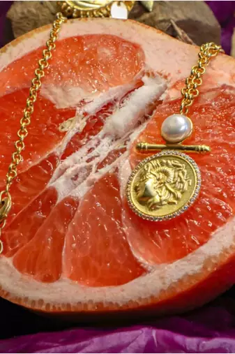 Gold royalty chain