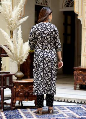Women's embroidered kurta in sweet-heart neck with black straight palazzo 3