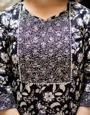 Women's embroidered kurta in sweet-heart neck with black straight palazzo 4