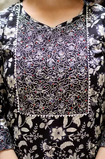 Women's embroidered kurta in sweet-heart neck with black straight palazzo