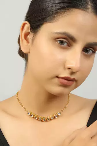 Sleek kundan necklace