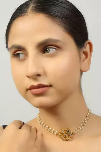 Sleek floral shaped kundan inspired choker