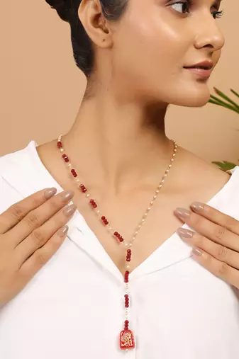 Reda and pearl beaded necklace