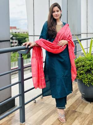 Vredevogel women's cotton blend embroidered kurta with pant & chanderi silk dupatta set 1