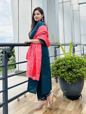 Vredevogel women's cotton blend embroidered kurta with pant & chanderi silk dupatta set 2