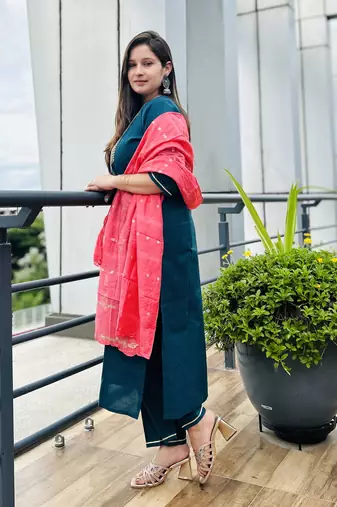 Vredevogel women's cotton blend embroidered kurta with pant & chanderi silk dupatta set