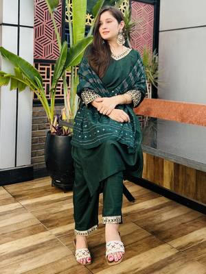 Vredevogel women's silk blend embroidered kurta with pant & dupatta set 3