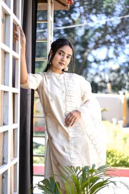 Vredevogel women's silk blend embroidered kurta with pant & dupatta set 1