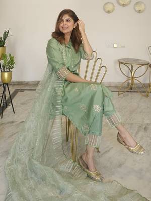 Vredevogel women's silk blend embroidered kurta with pant & dupatta set 4