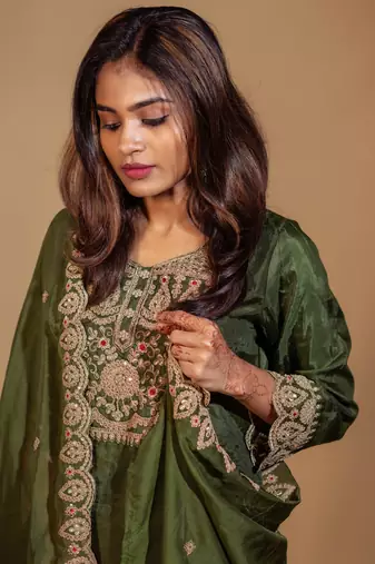 Vredevogel women's silk blend embroidered kurta with pant & silk chiffon dupatta set