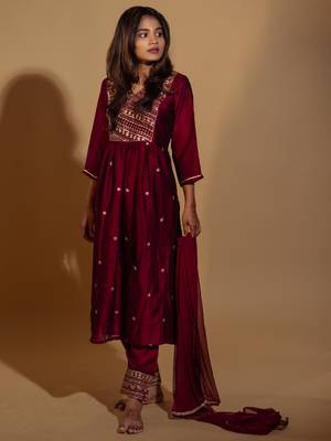 Vredevogel women's silk blend kurta pant set with nazneen embroidery dupatta 2