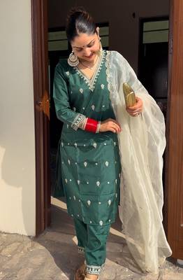 Vredevogel women's silk blend kurta pant set with organza heavy embroidery dupatta 3