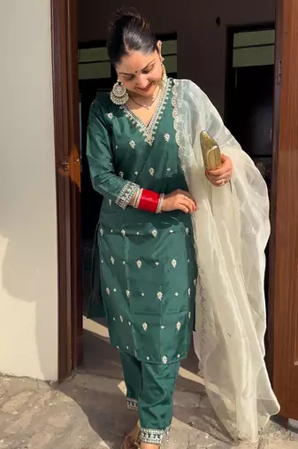 Vredevogel women's silk blend kurta pant set with organza heavy embroidery dupatta
