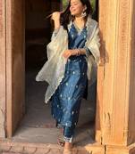 Vredevogel women's silk blend kurta pant set with organza heavy embroidery dupatta