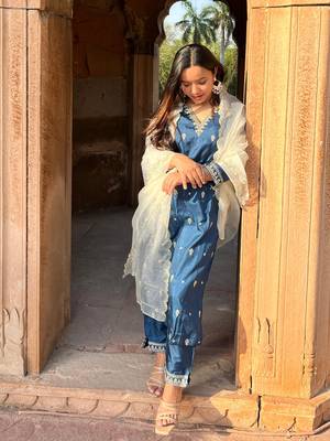 Vredevogel women's silk blend kurta pant set with organza heavy embroidery dupatta 2
