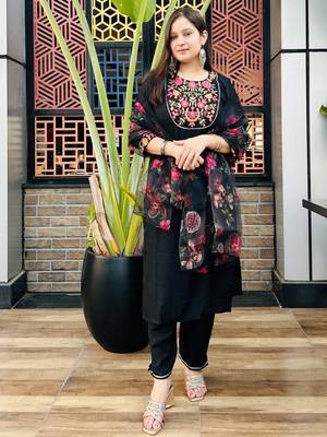 Vredevogel women's viscose rayon embroidered kurta with pant & organza dupatta set 1