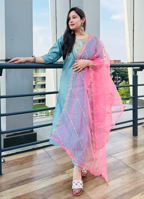 Vredevogel women's silk blend kurta pant set with silk embroidery dupatta 2