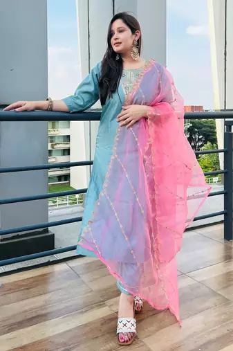 Vredevogel women's silk blend kurta pant set with silk embroidery dupatta