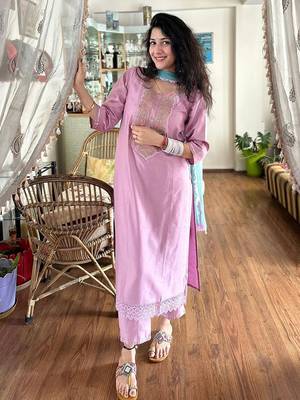 Vredevogel women's cotton silk blend embroidered kurta with pant & nazneen dupatta set 1