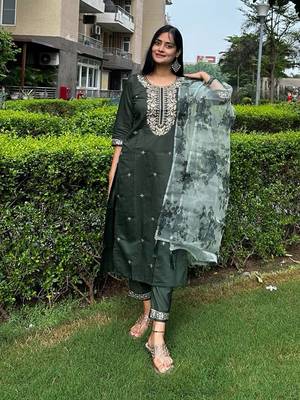 Vredevogel women's viscose rayon embroidered kurta with pant & organza dupatta set 1